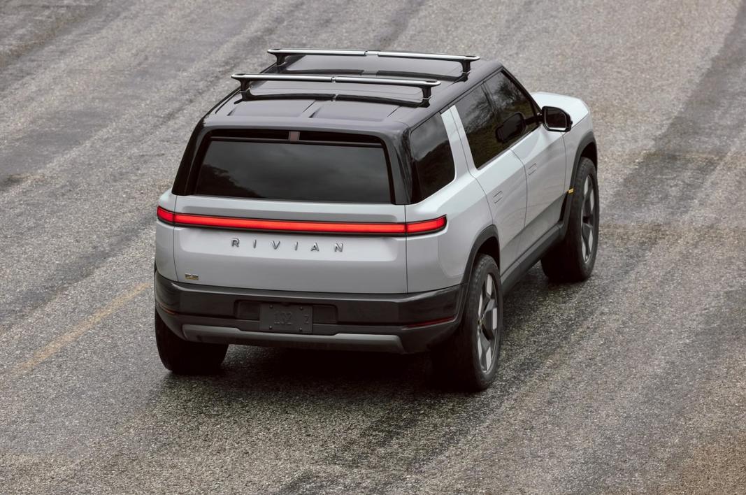 Rivian Thu Hồi Xe R2 Vì Lỗi Siết Chặt Gói Pin