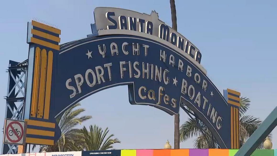 Biển hiệu Cầu tàu Santa Monica chuẩn bị tháo dỡ để trùng tu tại Las Vegas