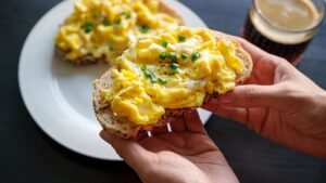 Bí quyết làm trứng bác (scrambled eggs) béo ngậy của Ina Garten