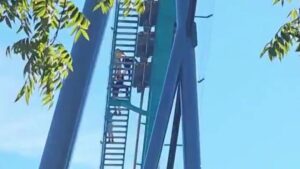 Người đàn ông tử vong sau khi rơi từ tàu lượn siêu tốc Six Flags