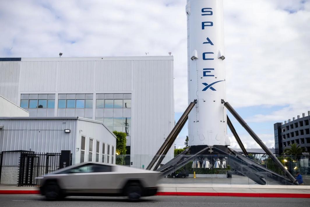Hội đồng quản trị SpaceX và Tesla thành lập ủy ban đặc biệt xem xét sáp nhập