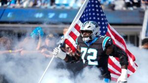 Taylor Moton, cầu thủ của Carolina Panthers, đã vượt qua một cơn nguy kịch và trở lại sân tập