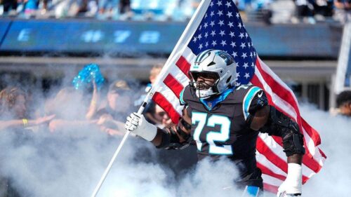 Taylor Moton, cầu thủ của Carolina Panthers, đã vượt qua một cơn nguy kịch và trở lại sân tập