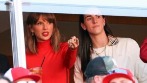 Ngôi sao Caitlin Clark sánh vai Taylor Swift cổ vũ Travis Kelce