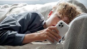 Bác sĩ Drew Pinsky ví smartphone như “ống chích ma túy” cảnh báo về nghiện hành vi