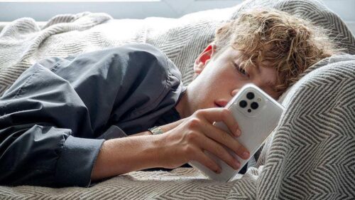 Bác sĩ Drew Pinsky ví smartphone như “ống chích ma túy” cảnh báo về nghiện hành vi
