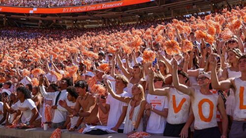 Fans tại Đại học Tennessee uống hơn 1,3 triệu đô la bia trong trận đấu với Texas có Tổng thống Donald Trump