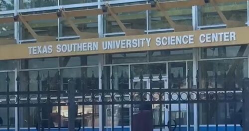 Sinh viên Đại học bang Texas trở lại tòa nhà khoa học, báo cáo mùi mốc và lo ngại an toàn
