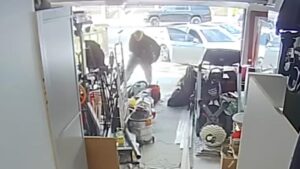 Cộng đồng giúp đỡ nhóm thợ xây khiếm thính sau khi kẻ gian lấy trộm dụng cụ