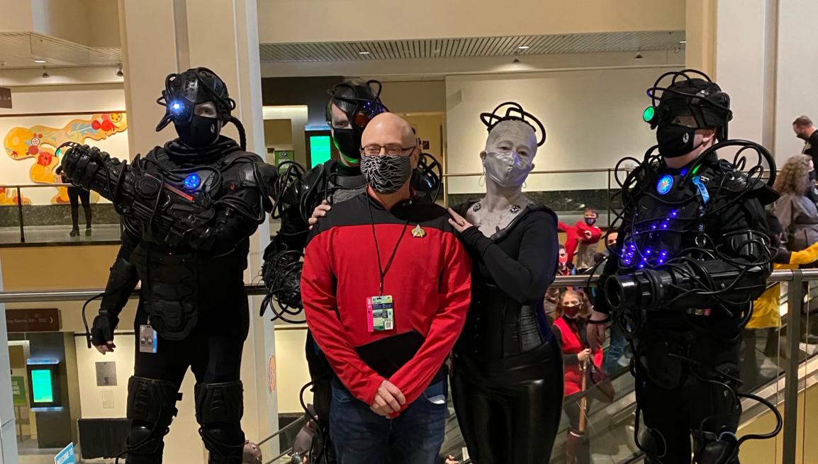 Jean-Luc trong quần jeans: Màn cosplay Picard cho thấy tài tử Patrick Stewart được yêu mến đến mức nào