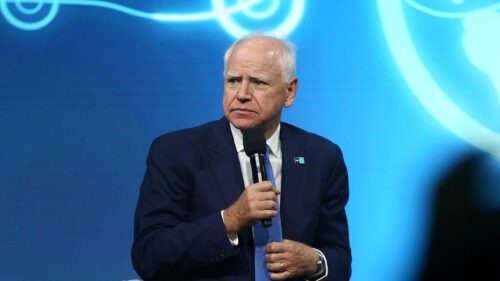 Thống đốc Tim Walz Cảnh Báo Đảng Dân Chủ Sẽ Đối Mặt Phản Ứng Nếu Thất Bại Trong Việc Thực Hiện Cam Kết