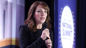 FBI Điều Tra Bà Mẹ Thuộc Nhóm ‘Moms for Liberty’