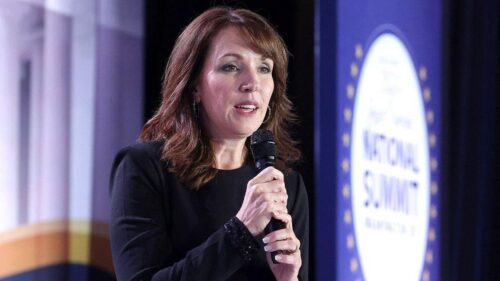 FBI Điều Tra Bà Mẹ Thuộc Nhóm ‘Moms for Liberty’