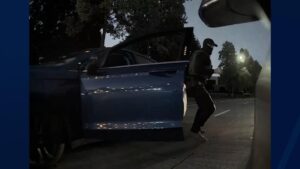 Video cho thấy nhân viên ICE chích thủng lốp xe của một cặp vợ chồng ở Oregon bằng dao