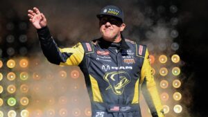 Tony Stewart Trở Lại NASCAR Truck Series, Tuyệt Vọng Kết Thúc Sớm Sau Cú Va Chạm Lớn