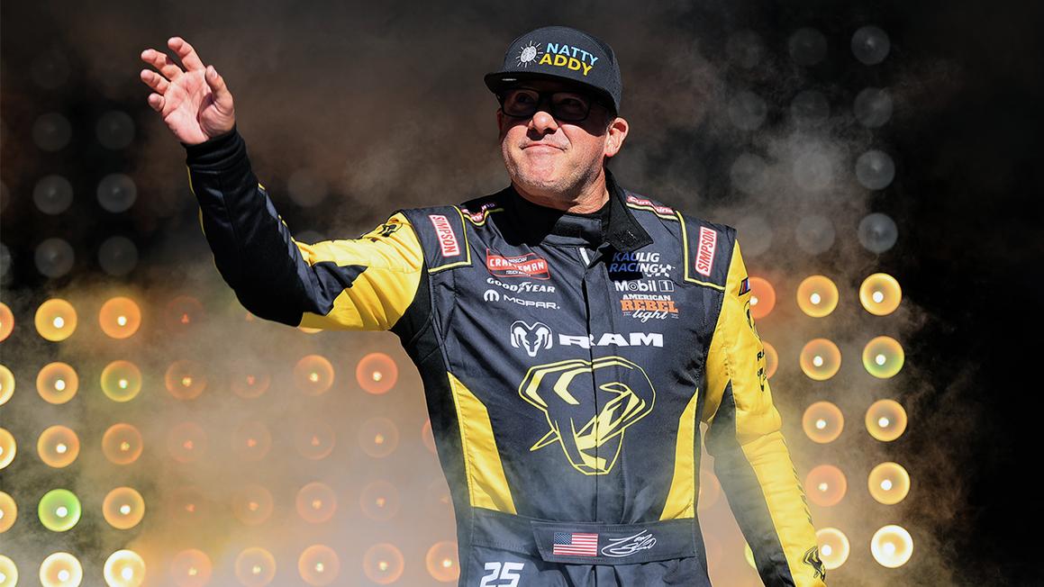 Tony Stewart Trở Lại NASCAR Truck Series, Tuyệt Vọng Kết Thúc Sớm Sau Cú Va Chạm Lớn