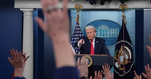 6 công dân kiện Tổng thống Donald Trump vì cấm truyền thông vào Tòa Bạch Ốc