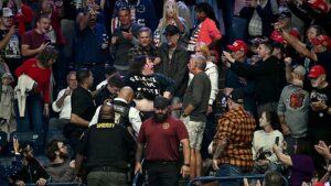 Đụng độ tại buổi mít tinh của Tổng Thống Donald Trump: Người biểu tình bị đánh, bị chế giễu cân nặng