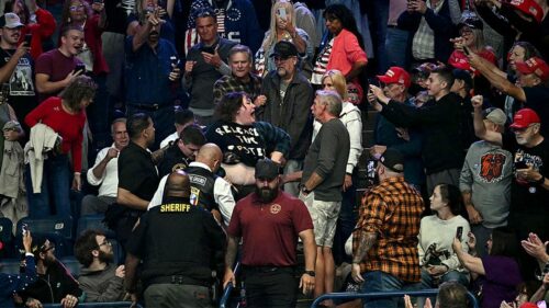 Đụng độ tại buổi mít tinh của Tổng Thống Donald Trump: Người biểu tình bị đánh, bị chế giễu cân nặng