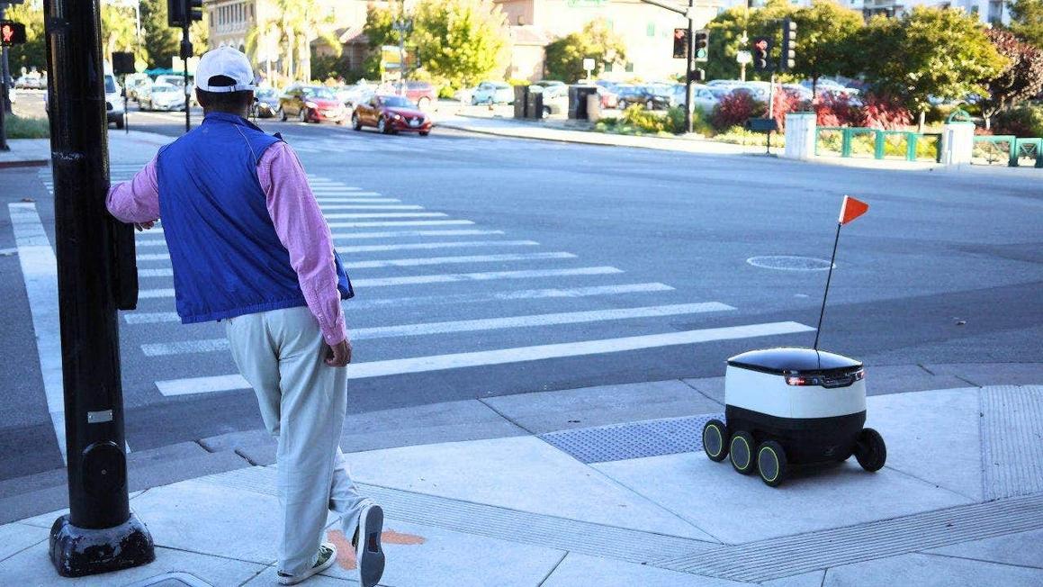 Phụ nữ 78 tuổi bị bắt vì cản trở robot giao hàng ở Philadelphia