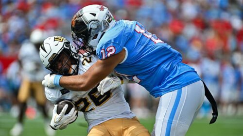 Houston Hurricanes giành chiến thắng ngược dòng trước UCF trước đám đông hâm mộ thưa thớt tại sân nhà