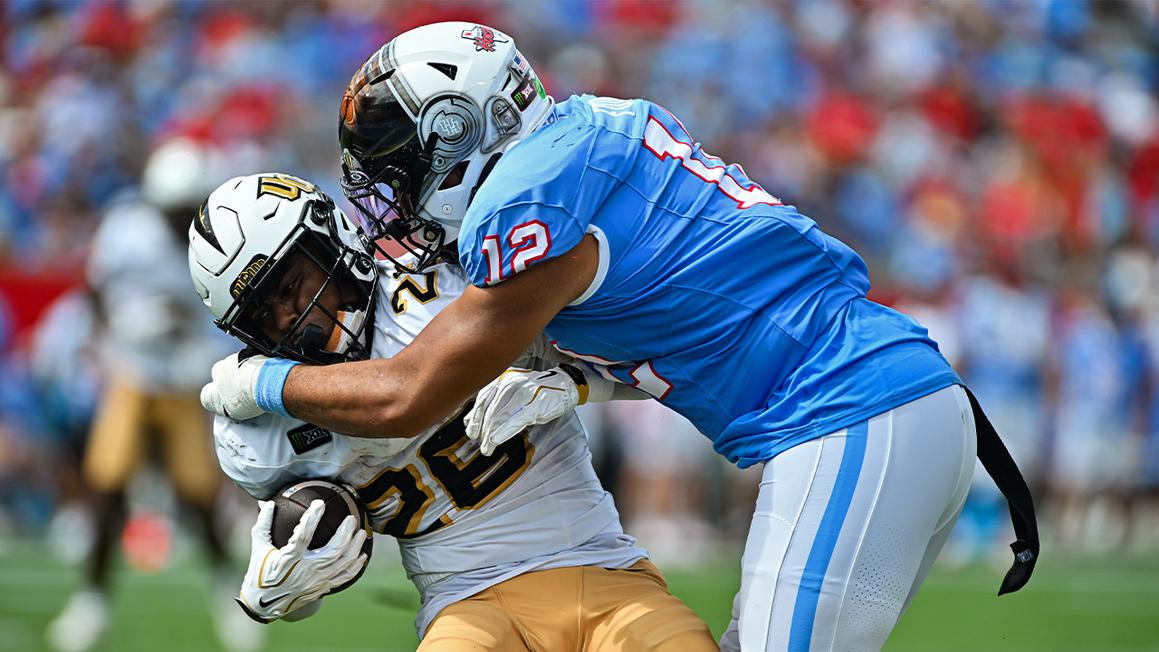 Houston Hurricanes giành chiến thắng ngược dòng trước UCF trước đám đông hâm mộ thưa thớt tại sân nhà