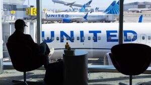 Chuyến bay của United Airlines bị trễ qua đêm sau sự cố trên không