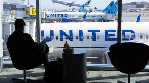Chuyến bay của United Airlines bị trễ qua đêm sau sự cố trên không