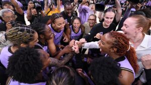 Kiah Stokes dẫn dắt Valkyries giành chiến thắng, tiến gần đến chức vô địch WNBA