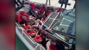 Thêm một thuyền nghi bị chặn ngoài khơi Newport Beach khi hội đồng thành phố kêu gọi lắp camera giám sát