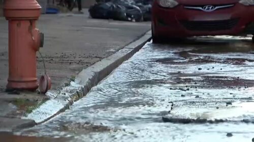 Vỡ đường ống nước gây ngập đường phố Philadelphia