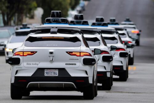 Các nhà khai thác robotaxi sẽ bị phạt nếu cản trở lực lượng phản ứng đầu tiên
