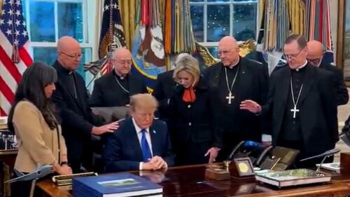 Nhà Trắng bênh vực Tổng thống Donald Trump sau khi Tổng giám mục lên tiếng về khoảnh khắc cầu nguyện