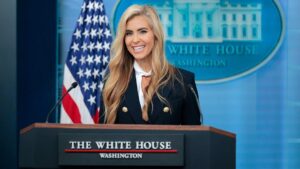 Tổng Thống Trump Yêu Cầu Thư Ký Báo Chí Xem Xét Lại Vị Trí Sau Tuần Đầu Tiên