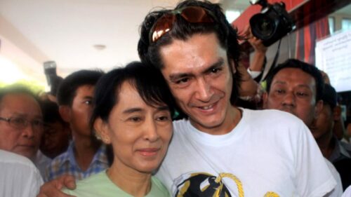 Lãnh đạo Myanmar bị giam giữ, bà Aung San Suu Kyi lần đầu nói chuyện với con trai sau 5 năm