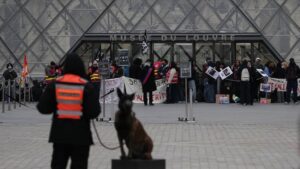 Bảo tàng Louvre và các địa điểm lớn ở Paris đóng cửa vì lo ngại bạo lực biểu tình