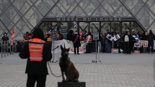 Bảo tàng Louvre và các địa điểm lớn ở Paris đóng cửa vì lo ngại bạo lực biểu tình