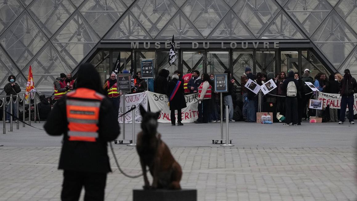 Bảo tàng Louvre và các địa điểm lớn ở Paris đóng cửa vì lo ngại bạo lực biểu tình