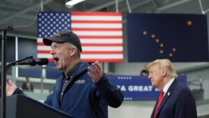 Tổng Thống Donald Trump đến Alaska ủng hộ Thượng Nghị Sĩ Dan Sullivan