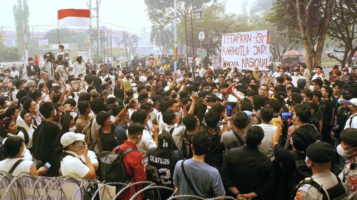 Miền Đông Nam Á đối mặt với khói mù tồi tệ nhất trong hơn một thập kỷ, sinh viên biểu tình