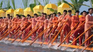 Lễ hội chùa Phaung Daw Oo trên hồ Inle, Myanmar, tôn vinh đức Phật