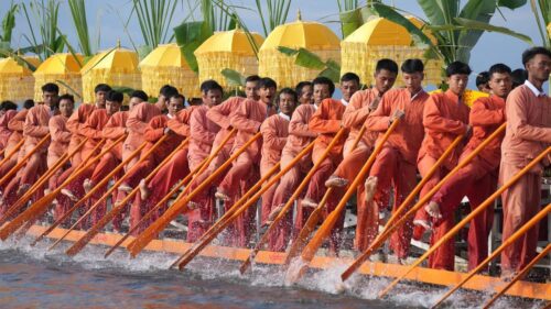 Lễ hội chùa Phaung Daw Oo trên hồ Inle, Myanmar, tôn vinh đức Phật