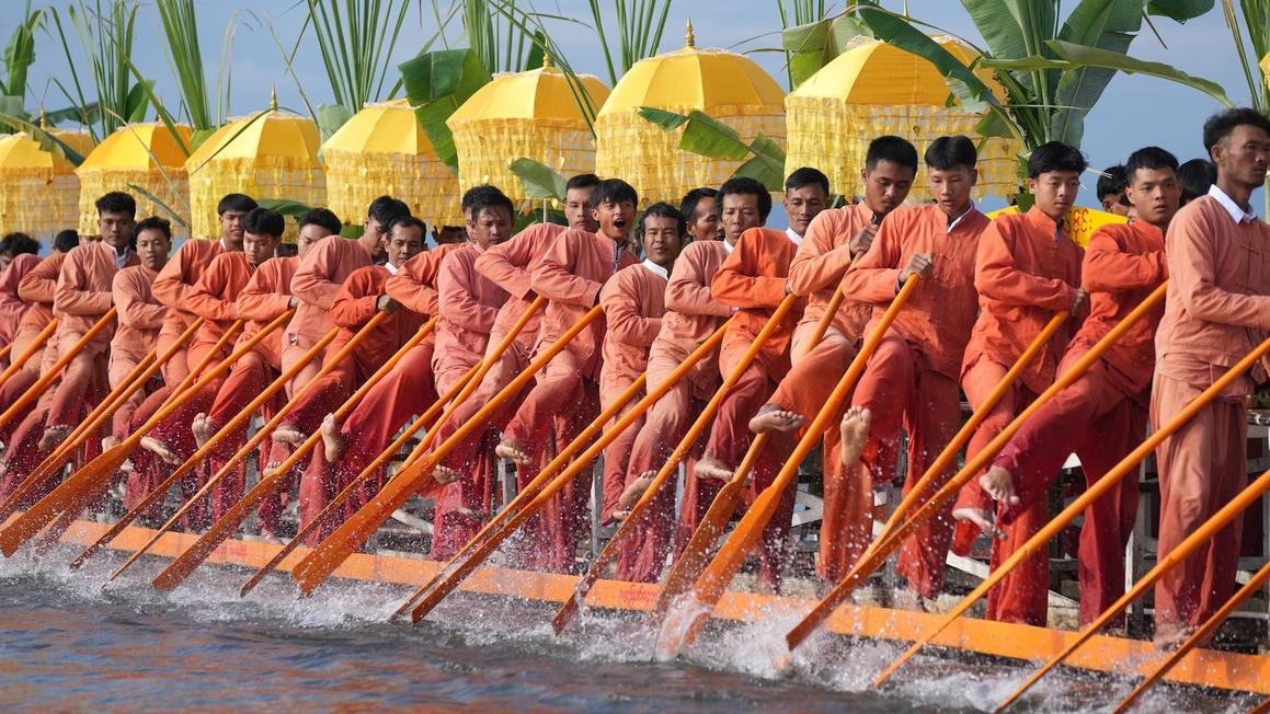 Lễ hội chùa Phaung Daw Oo trên hồ Inle, Myanmar, tôn vinh đức Phật