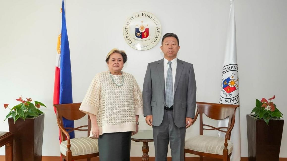 Philippines Triệu Đại Sứ Trung Quốc Phản Đối Lời Nói Đe Dọa Dùng Vũ Lực