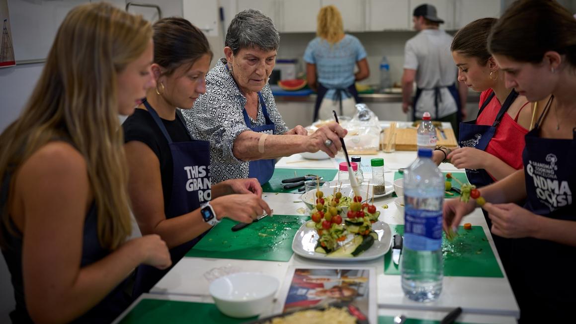 Các bà &#8216;grandmas&#8217; ở Barcelona trổ tài nấu nướng, trao truyền kiến thức ẩm thực truyền thống
