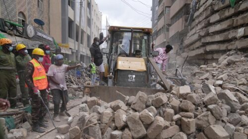 Bốn người được cứu sau 3 ngày tòa nhà ở Kenya sập