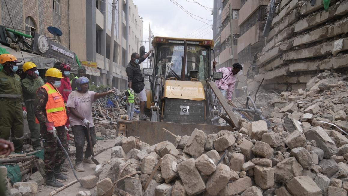 Bốn người được cứu sau 3 ngày tòa nhà ở Kenya sập