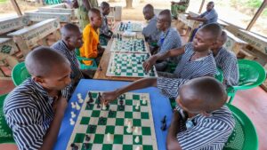 Tù nhân Kenya chơi cờ vua để giải trí và phục hồi nhân phẩm