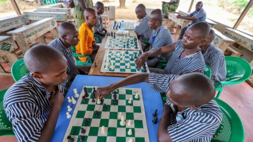 Tù nhân Kenya chơi cờ vua để giải trí và phục hồi nhân phẩm