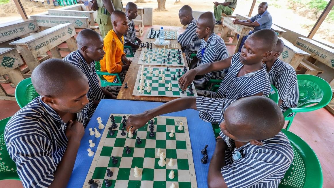 Tù nhân Kenya chơi cờ vua để giải trí và phục hồi nhân phẩm